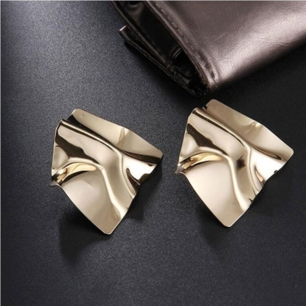 NWT Modern gold stud earrings